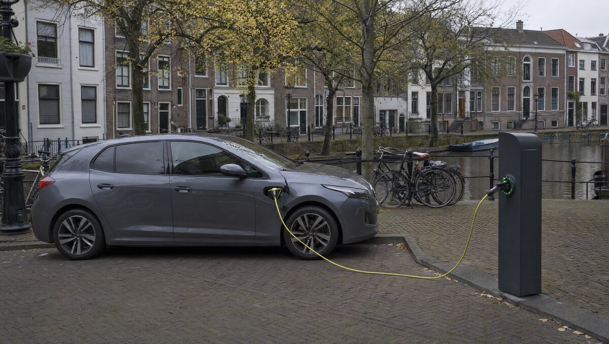 Elektrische auto aan een laadpaal in de stad
